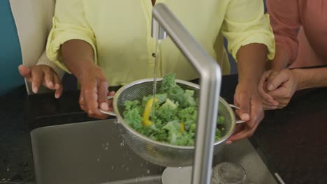 personas mayores diversas cocinando en la cocina en el hogar de jubilados