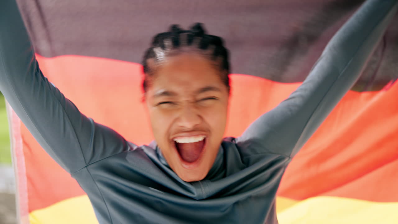 독일 발 을 들고 축하 하는 여자