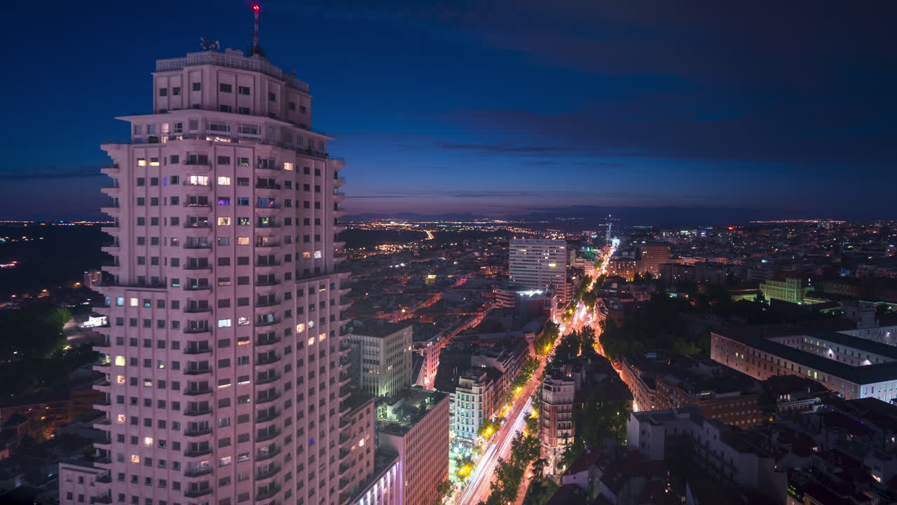 timelapse de madrid de noche desde lo alto del hotel riu plaza españa