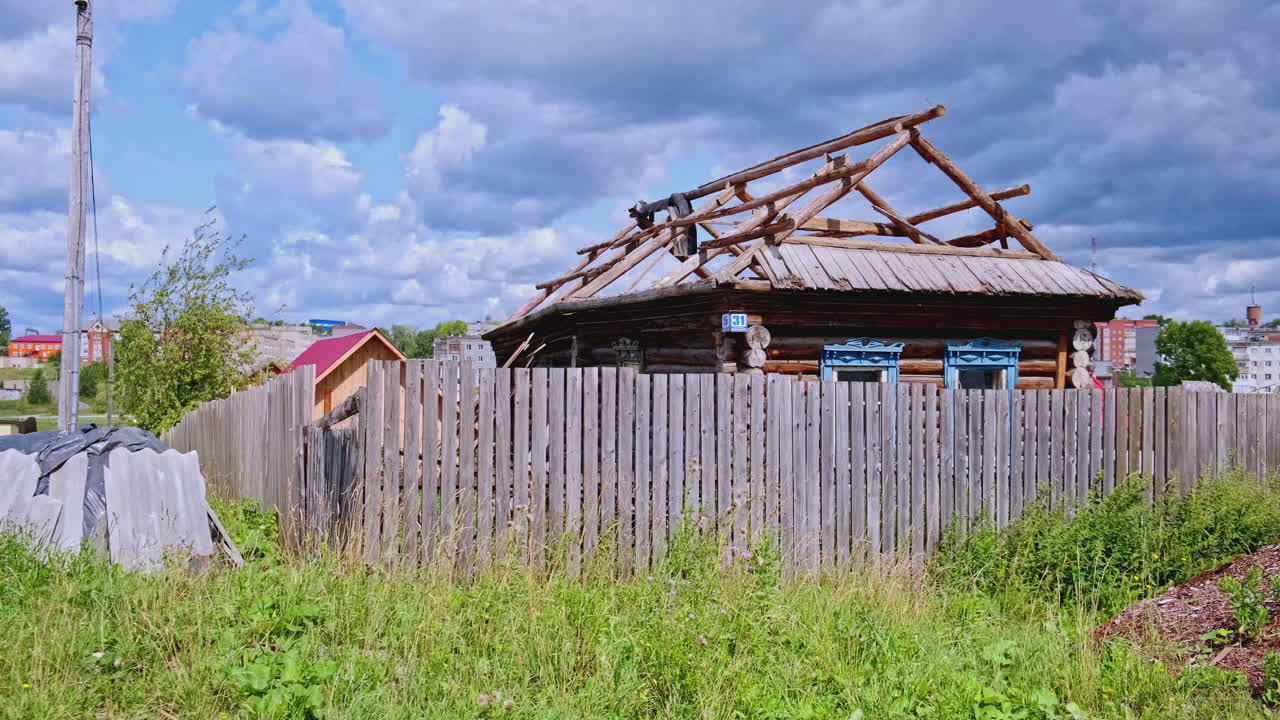 시골 지역에서 지붕이 부러진 손상된 목조 집