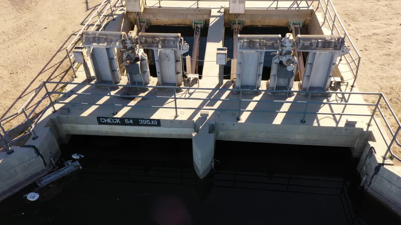 사막 한가운데 있는 수로 메커니즘의 조감도