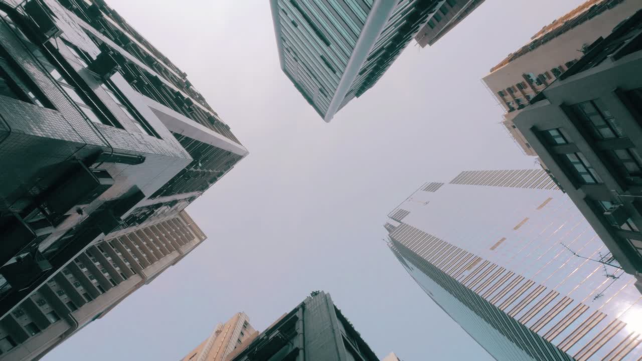 rascacielos vistos desde el suelo