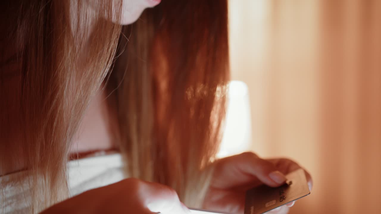 스마트 폰으로 온라인 은행. 라이프 스타일. 스마트 폰 또는 디지털 기기를 사용하여 쉽게 지불. 가게에서 판매되는 앱을 통해 통신. 신용 카드로 은 날 온라인 쇼핑하는 여성. 손을 닫습니다.