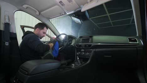 limpieza profesional de automóviles. lavado de sars. detalles interiores. limpieza en seco y detalles del interior de un automóvil. limpeza profunda de asientos. limpeza de espuma en el lavado de automóviles; limpieza del panel del automóvil del polvo. una aspiradora