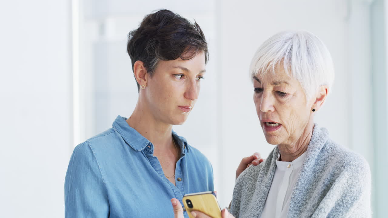 젊은 여성과 그녀의 노인 어머니가 사용하는