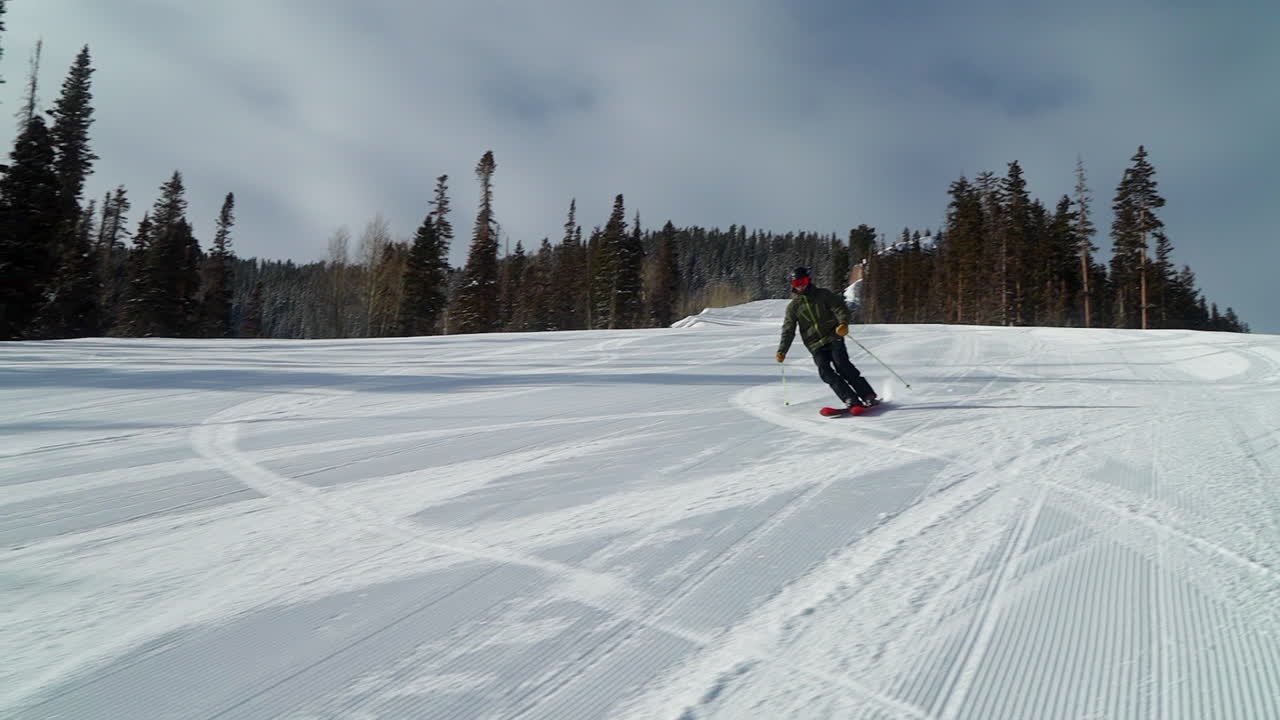esquiador gira pistas de esquí recién preparadas estación de esquí de telluride pájaro azul nieve fresca invierno montañas rocosas silverton 14er mt sneffels paso épico sur de colorado cinematográfico seguir panorámica
