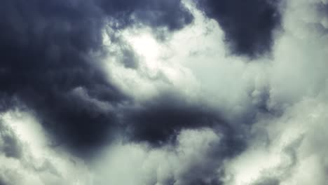 tormenta dentro de las nubes cumulonimbus moviéndose en el cielo oscuro