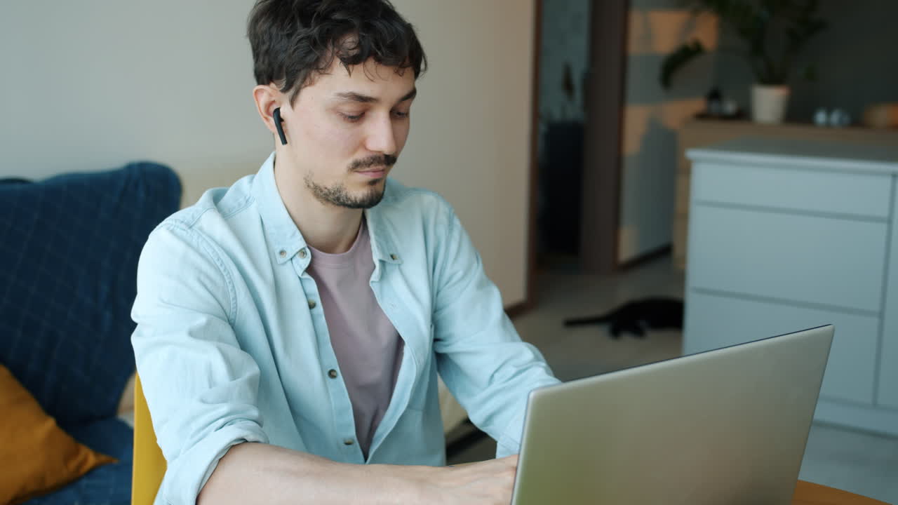 hombre trabajando en una computadora portátil en casa