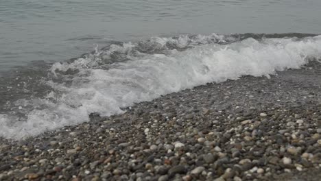 olas en una playa de guijarros