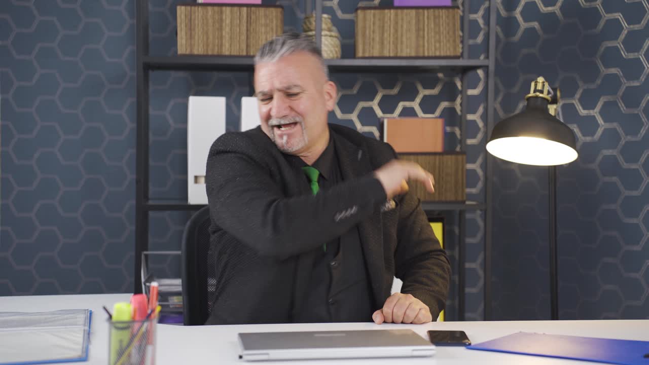 노트북에서 나쁜 사건을 보는 사업가는 화를 내죠.