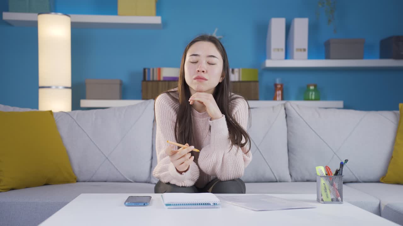 집 사무실에서 사려 깊은 젊은 아시아 여성.