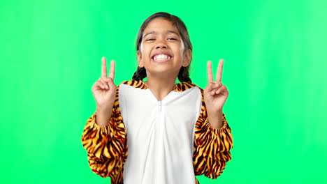 signo de felicidad, baile y paz con una chica de verde