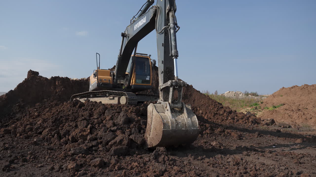 excavadora trabajando en un sitio de construcción