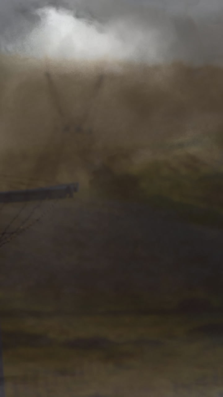 animación de la tormenta sobre los postes de electricidad al atardecer