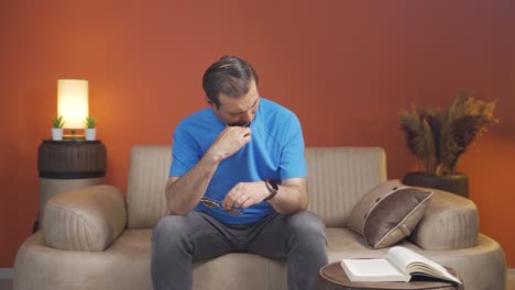 la alta temperatura del aire está asfixiando al hombre.