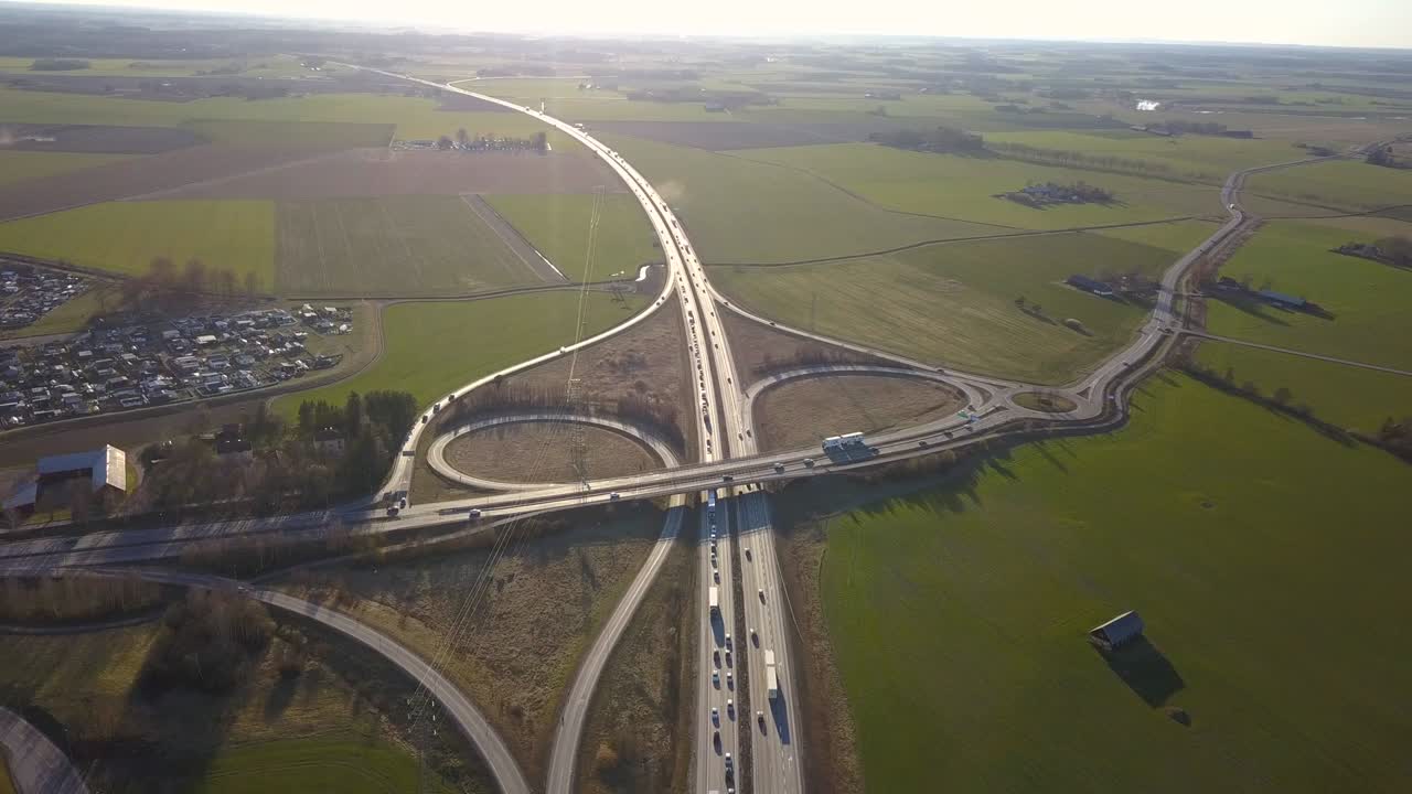 vista aérea de la intersección de la autopista con automóviles de tráfico en movimiento.
