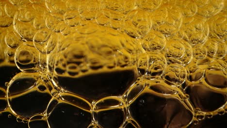 burbujas en aceite y agua con tinta detrás del vidrio