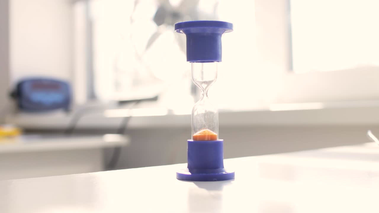 время проходит по песочным часам в химической лаборатории.
