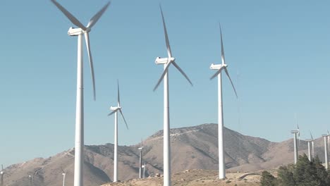 los molinos de viento son girados por el viento en tehachapi california