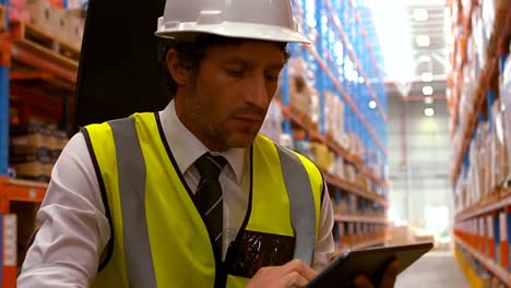 supervisor que utiliza una tableta digital