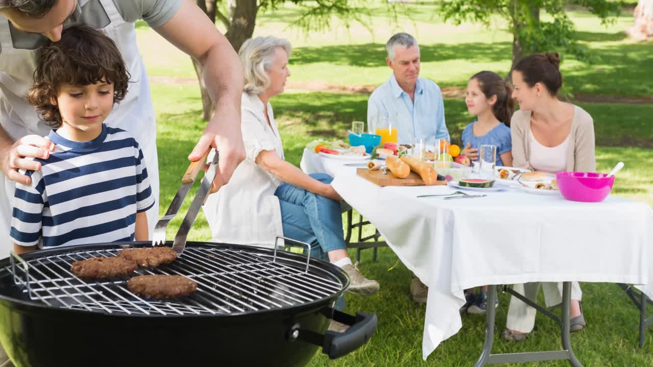 야외에서 생일 파티에서 가족의 애니메이션