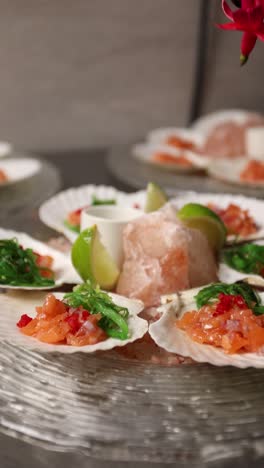 chef preparando una hermosa exhibición de aperitivos de mariscos