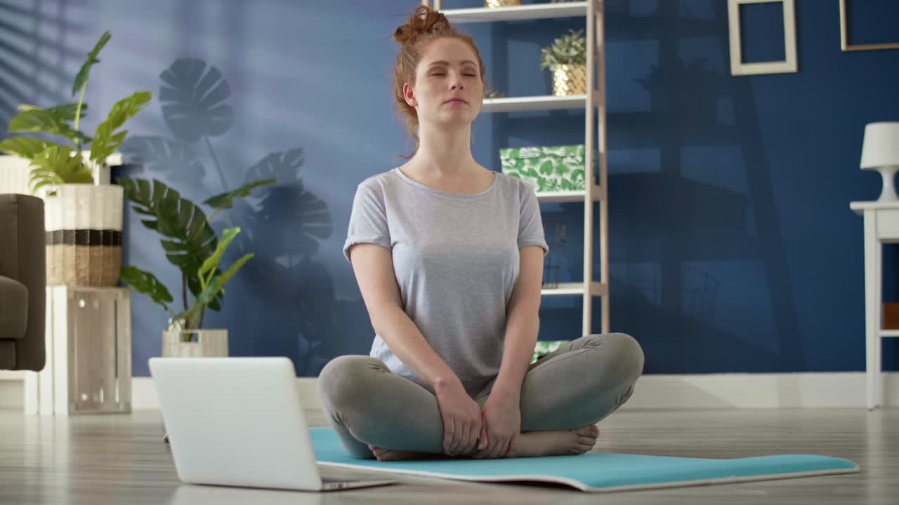 seguimiento de un video de una mujer meditando en casa
