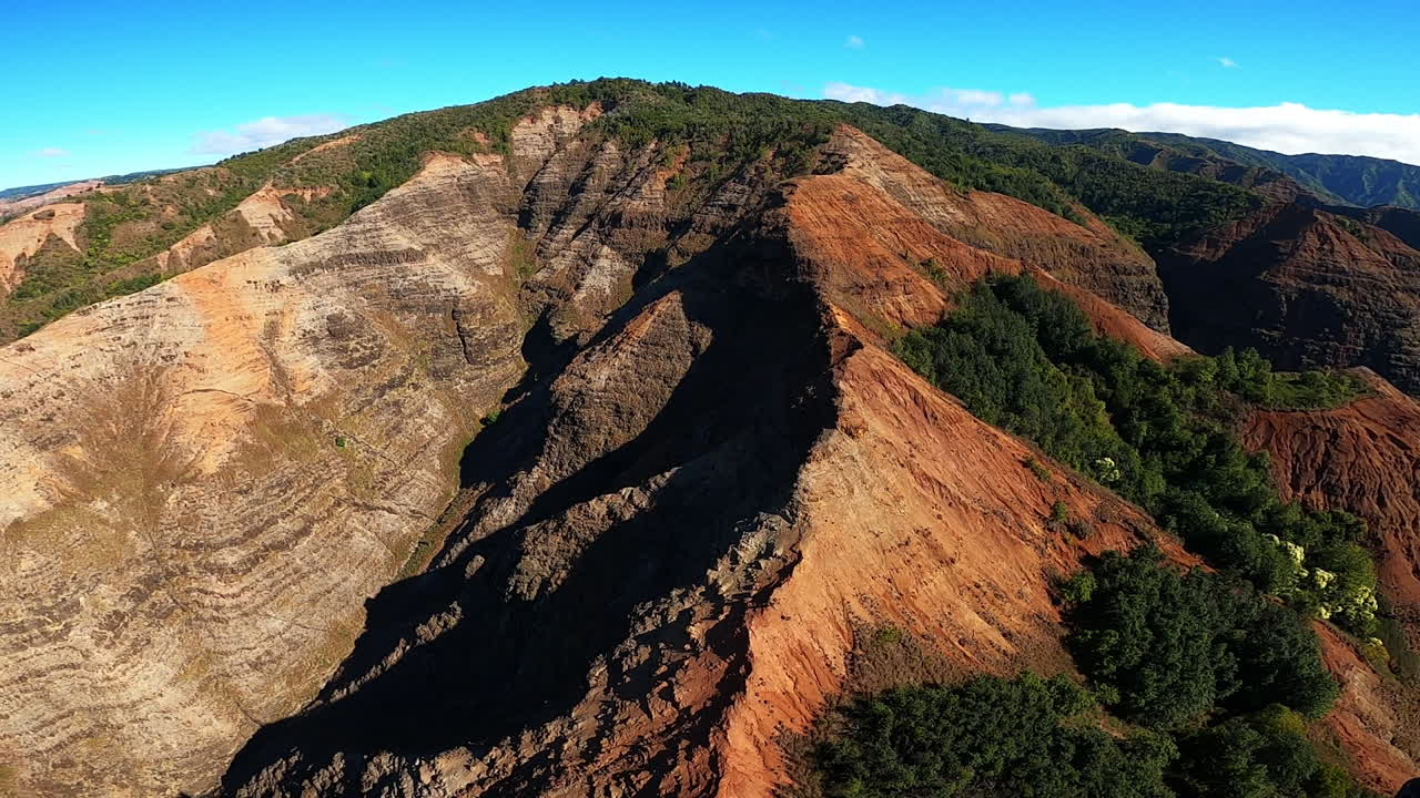 vista aérea del paisaje de colinas onduladas en kauai hawaii