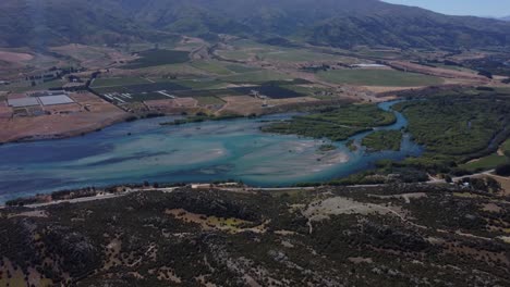 vista desde un avión no tripulado del lago dunstan en un día soleado en otago, nueva zelanda