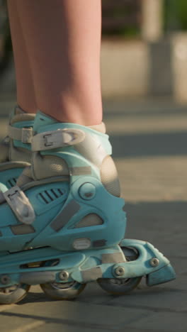 vista lateral de primer plano de alguien patinando suavemente a lo largo de un camino entrelazado en patines con sombras proyectadas en el suelo bajo la cálida luz del sol, centrarse en los patines en movimiento