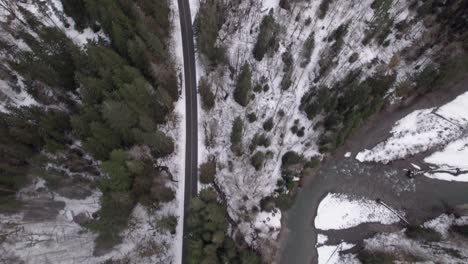 Toma-De-Arriba-Hacia-Abajo-De-La-Carretera-Y-El-Río-En-Un-Paraíso-Invernal