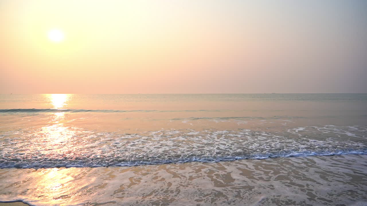 해질녘 해변에 퍼지는 파도의 클로즈업