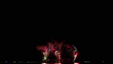 bucle sin fisuras de fondo de fuegos artificiales reales con luces bokeh en el cielo nocturno