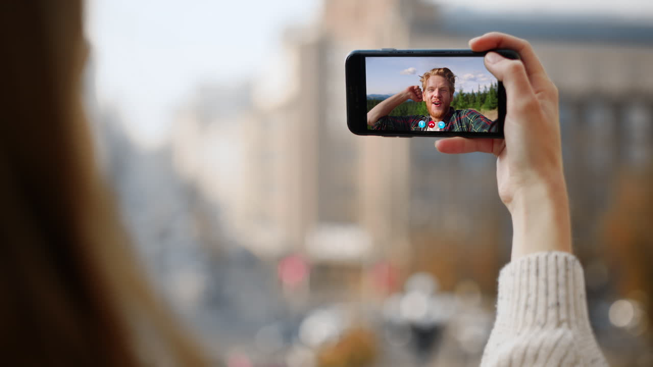 Close-up de um homem alegre em uma videochamada no smartphone. Amigo feliz acenando