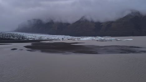 Glaciar-Svinafellsjokull-Y-Laguna-Glacial-En-Un-Día-De-Mal-Humor,-Islandia,-Panorama