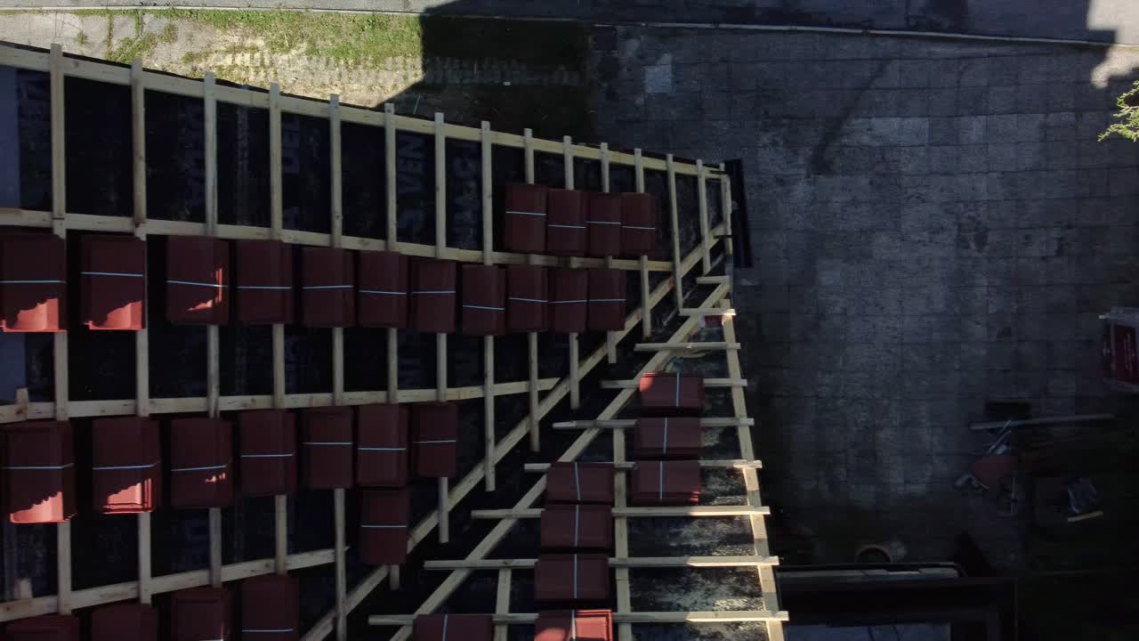 vista superior del proceso de reparación o reemplazo del techo de tejas que ha sido dañado y necesita ser reemplazado