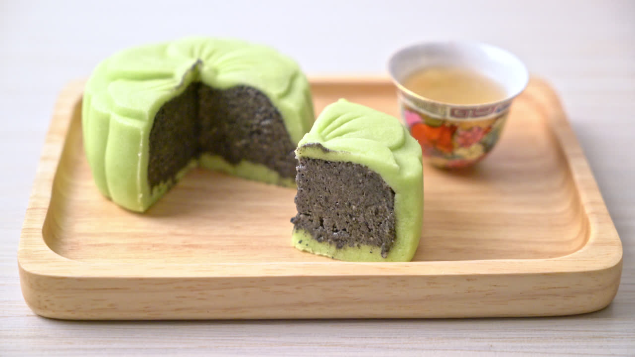 pastel de luna chino sabor té verde y sésamo negro