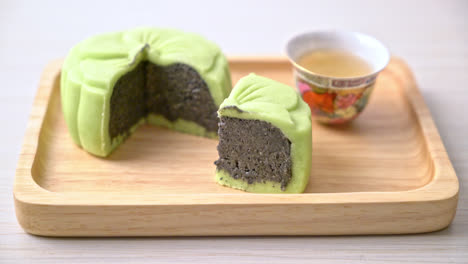 Pastel-De-Luna-Chino-Sabor-Té-Verde-Y-Sésamo-Negro