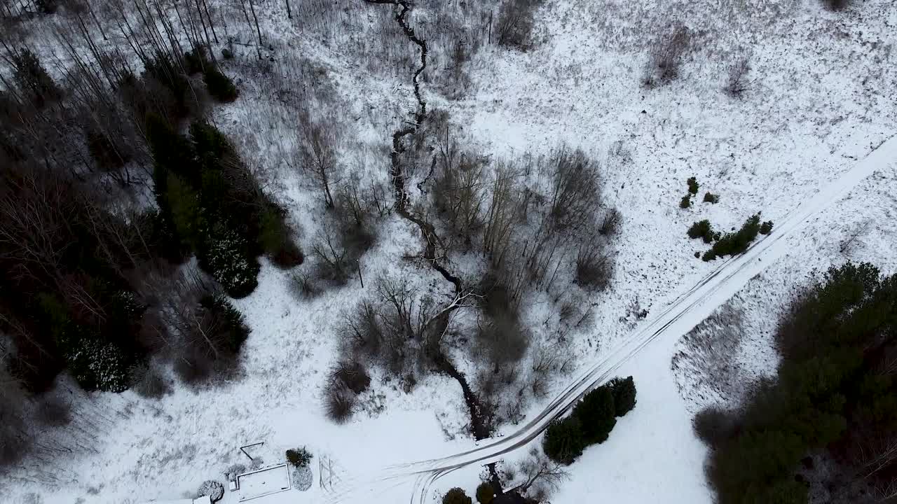 겨울에 에스토니아 시골의 기울기 드론