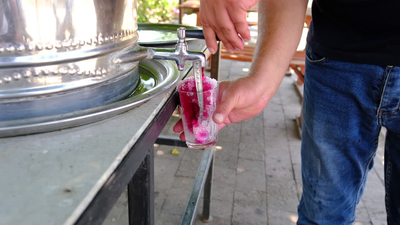 vertiendo sorbete en la nieve