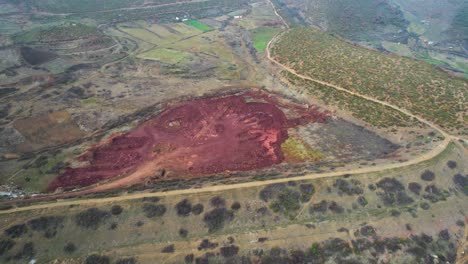 mineral abandonado a cielo abierto lleno de mineral de hierro, área contaminada roja de peligro