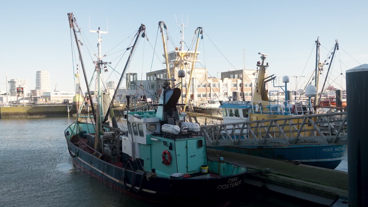 dos barcos de pesca descansando en los muelles al amanecer