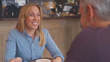 Pareja-Madura,-Sentado-A-La-Mesa,-En,-Cafetería,-Hablar-Juntos,-En,-Fecha