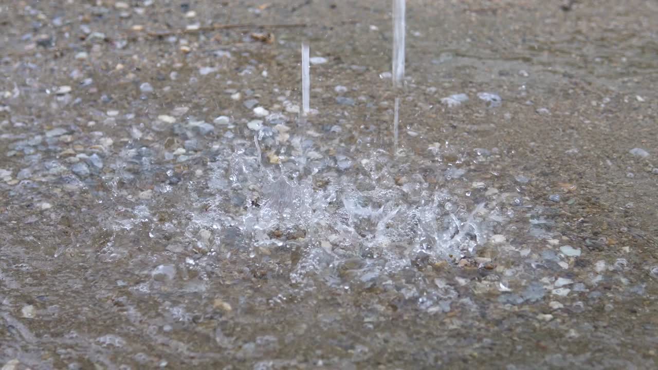 폭우가 내리는 동안 웅이에 떨어지는 몇 가지 방울의 4k 영상.