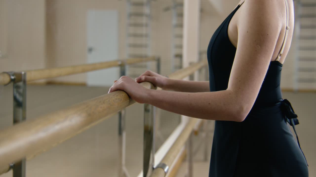 bailarín de ballet practicando en la barra