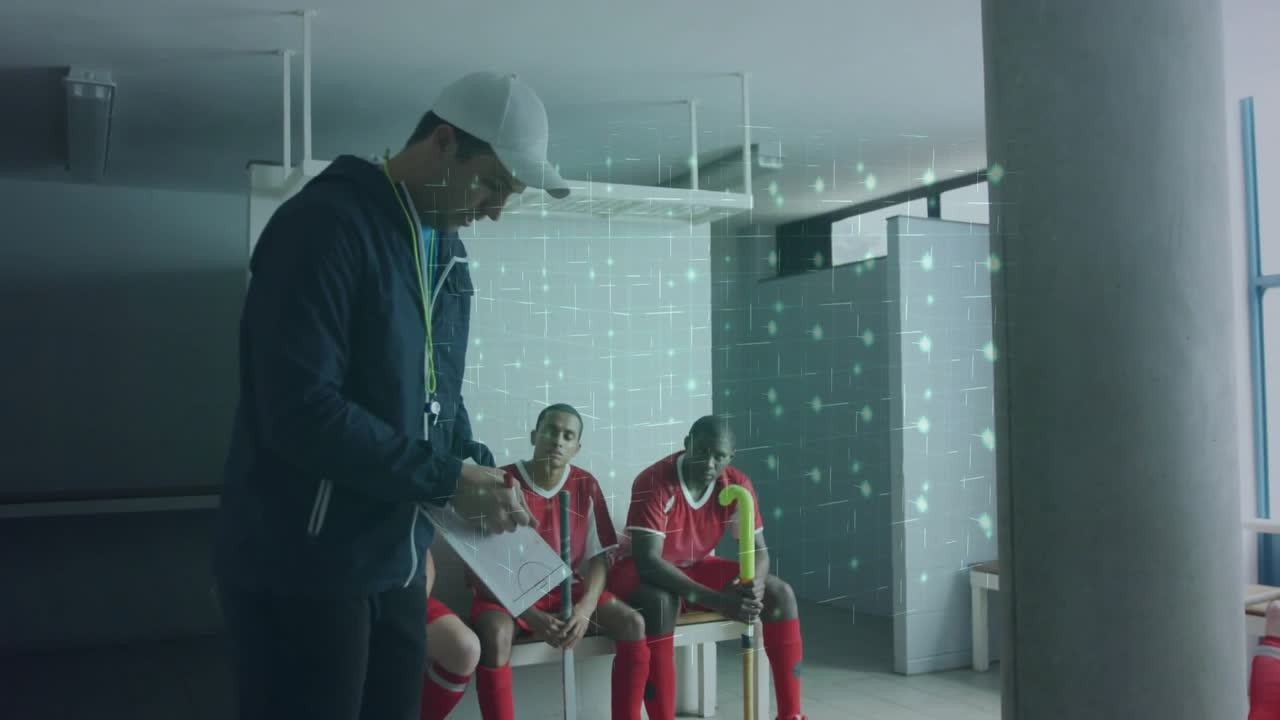 Allenatore che tocca lo smartphone e prende appunti accanto ai giocatori di hockey, intensificando una griglia digitale per la strategia.