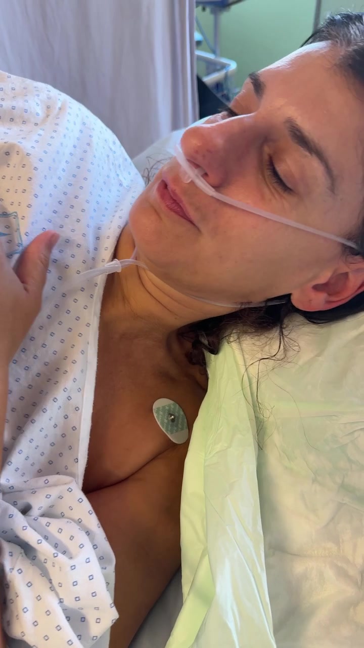 Paziente a riposo in un letto d'ospedale con apparecchiature di monitoraggio medico