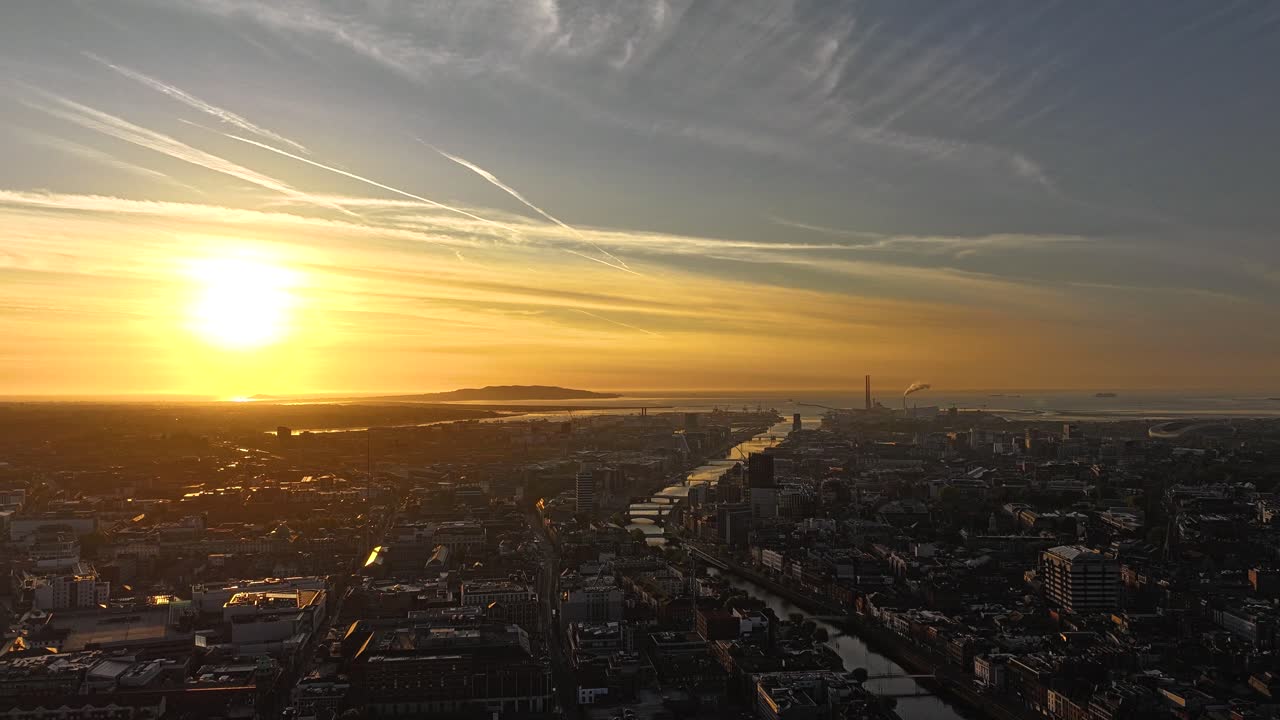 Impressionante filmagem de drone cinematográfica em 4K capturando o mágico nascer do sol da hora dourada sobre Dublin, Irlanda_25