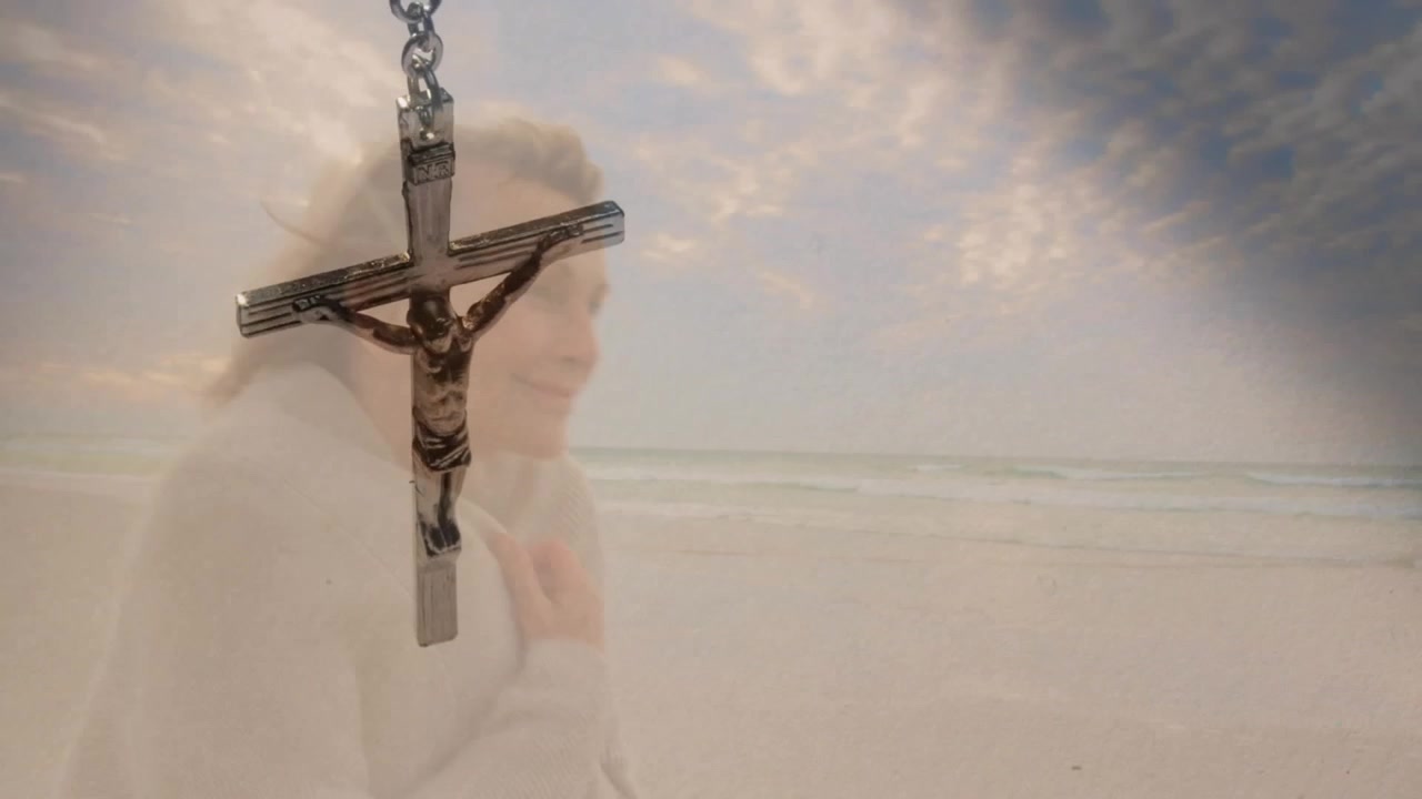 Donna matura sulla spiaggia con sovrapposizione di crocifisso spirituale.