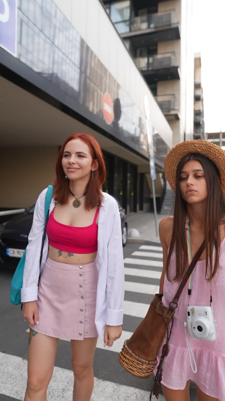 dos mujeres jóvenes caminando por la ciudad